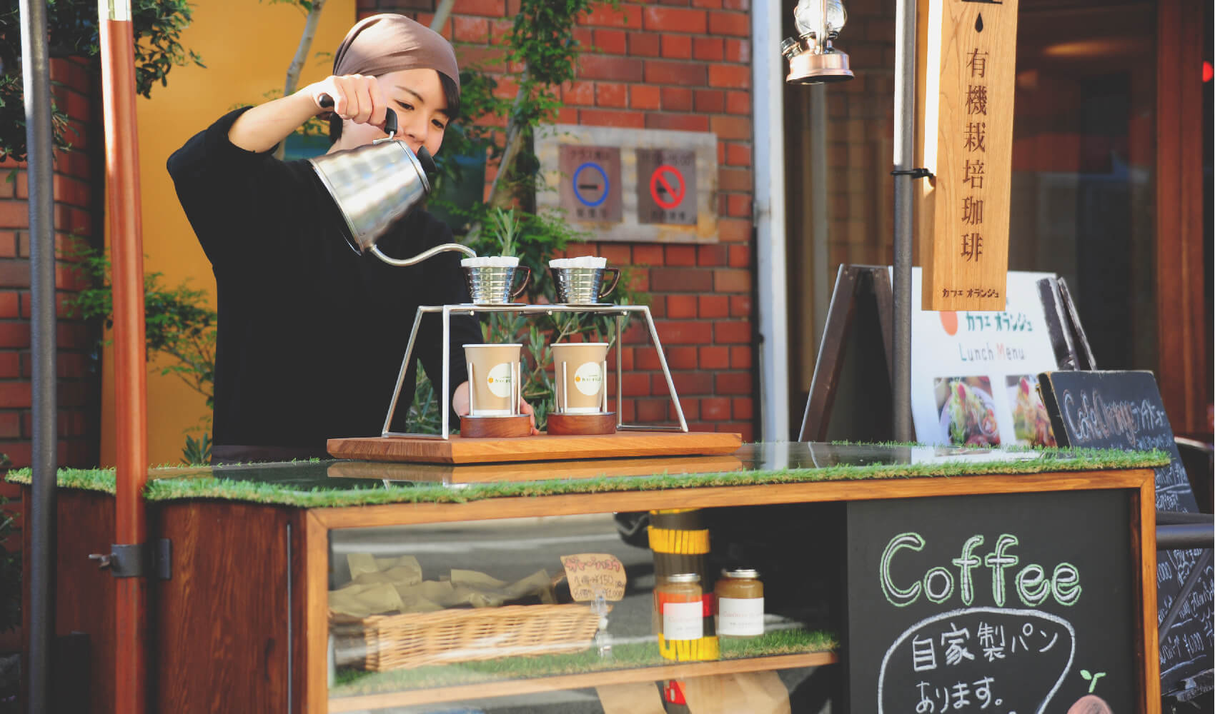 コーヒを入れる女の子